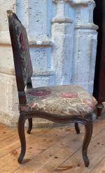 Chaise en bois mouluré et sculpté,
dossier plat à décor d'une...