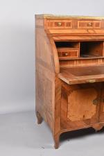 Petit bureau à cylindre 
en placage de bois de violette,...