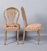 Paire de chaises
en bois mouluré, sculpté et laqué blanc, le...