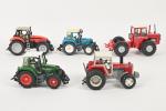 5 tracteurs agricoles échelle 1/32ème dont Massey Ferguson et Vario...
