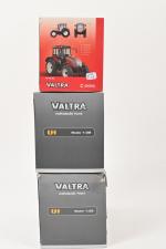 Universal hobbies, Valtra, deux tracteurs 1:32 en boîte (petites usures)....