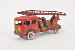 M.L, camion de pompiers
grande échelle, mécanique, en tôle lithographiée, avec...