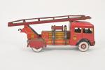 M.L, camion de pompiers
grande échelle, mécanique, en tôle lithographiée, avec...