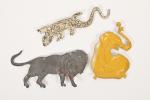 Trois animaux en fer blanc repoussé : 
lion, éléphant et...