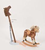 Deux petits chevaux pour poupée : 
cheval bâton (37 cm)...