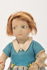 Petite poupée en feutre,
traits peints, yeux marron regardant vers la...