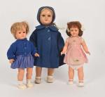 Trois poupées en composition ou plastique
dont deux Gégé, habits, (usures)....