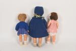 Trois poupées en composition ou plastique
dont deux Gégé, habits, (usures)....