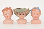 Trois tête-bustes en porcelaine allemande 
dont une fillette criant marquée...