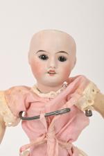 Petite poupée tête porcelaine S.F.B.J
moule 60, taille 10/0, yeux noirs...
