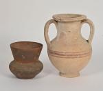Deux céramiques antiques
Une jarre à deux anses en céramique orangée...