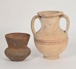 Deux céramiques antiques
Une jarre à deux anses en céramique orangée...