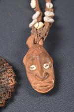 IATMUL, Papouasie-Nouvelle-Guinée.
-Masque amulette en bois, les yeux incrustés de coquille...