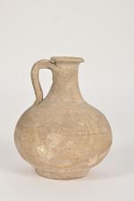 Cruche romaine en céramique. 
H. : 14,5 cm.

Expert : Cabinet...