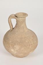 Cruche romaine en céramique. 
H. : 14,5 cm.

Expert : Cabinet...