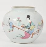 CHINE - XVIIIe siècle
Vase globulaire en porcelaine à décor émaillé...