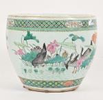CHINE - Famille rose
Cache-pot en porcelaine à décor polychrome d'oiseaux...