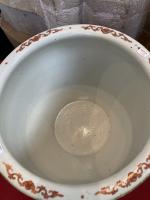 CHINE - Famille rose
Cache-pot en porcelaine à décor polychrome d'oiseaux...
