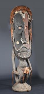 IATMUL, Papouasie-Nouvelle-Guinée.
Bois, coquilles, fibres et plumes
Grand pupitre d'orateur orné d'une...