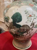 CHINE - XIXe siècle
Paire de potiches balustres en porcelaine émaillée...