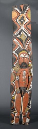ABELAM, Papouasie-Nouvelle-Guinée.
Planche cultuelle ornée d'un ancêtre et de calaos.
Bois sculpté,...