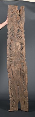 ABELAM, Papouasie-Nouvelle-Guinée.
Planche cultuelle ornée d'un ancêtre et de calaos.
Bois sculpté,...