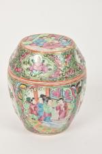 CHINE, Canton - Fin XIXe siècle
Boîte couverte en porcelaine ...
