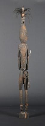 Grande statue d'ancêtre représentée debout, SINGARIN ou WATAM, Papouasie-Nouvelle-Guinée.
Bois, plumes...