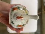 CHINE - Début XXe siècle
Petite verseuse en porcelaine à décor...