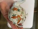 CHINE - Début XXe siècle
Petite verseuse en porcelaine à décor...