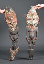 IATMUL, Papouasie-Nouvelle-Guinée.
Deux crochets à figure masculine et féminine.
Bois, pigments, fibres...