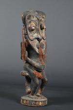 IATMUL, Papouasie-Nouvelle-Guinée.
Bois, pigments, fibres, cypraea.
Pupitre d'orateur, figure d'ancêtre aux yeux...