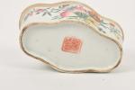 CHINE - Vers 1900
Porte-savon en porcelaine émaillée polychrome et or...
