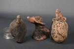 KWOMA-NUKUMA, Monts Washkuk, Papouasie-Nouvelle-Guinée.
Trois poteries utilisées lors des rites accompagnant...