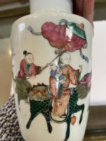 CHINE - Début XXe siècle
Vase en porcelaine à décor émaillé...