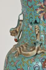 CHINE - Vers 1900
Vase de forme balustre en porcelaine émaillée...