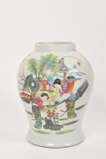 CHINE - XXe siècle
Potiche balustre en porcelaine à décor polychrome...