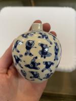 CHINE - XXe siècle
Petit vase boule en porcelaine bleu blanc...
