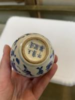 CHINE - XXe siècle
Petit vase boule en porcelaine bleu blanc...