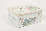 CHINE - XXe siècle
Boîte rectangulaire couverte en porcelaine émaillée polychrome...