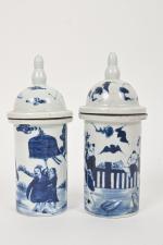 CHINE - XXe siècle
Paire de vases cylindriques couverts en porcelaine...