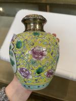 CHINE - XXe siècle
Vase balustre en porcelaine émaillé polychrome à...