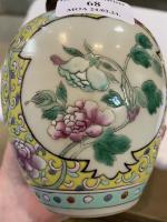 CHINE - XXe siècle
Vase balustre en porcelaine émaillé polychrome à...