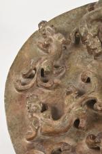 CHINE - XXe siècle
Disque bi en plâtre imitant la néphrite...