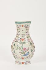 CHINE - Moderne
Vase de forme balustre quadrilobée à panse aplatie...