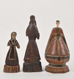 CHINE
Trois statuettes en bois polychrome dont une avec visage en...