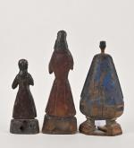 CHINE
Trois statuettes en bois polychrome dont une avec visage en...