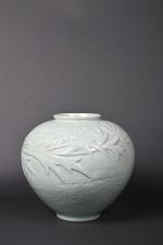 ASIE, XXe
Vase globulaire à petit col en porcelaine émaillée céladon...