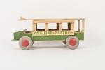 Autobus "Madeleine-Bastille"
en bois vert et crème, l. 49 cm.