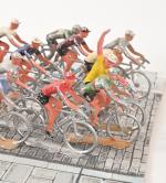 Victor Salsa (principalement), Tour de France
une vingtaine de cyclistes en...